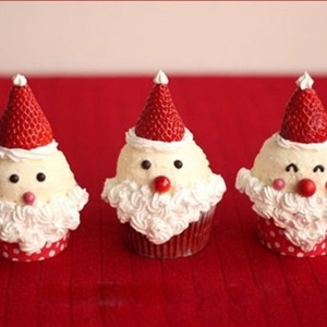 Bánh Santa Claus đội mũ dâu đỏ chót trên đầu