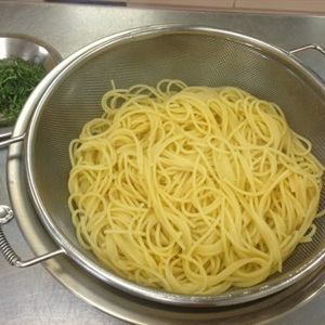 Mì spaghetti trộn nước sốt cải xoắn