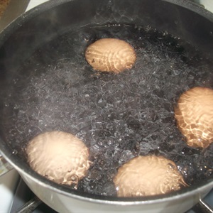 Trứng bọc thịt sốt cà chua
