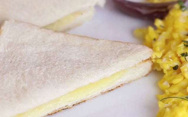 Cách làm bánh mì sandwich phô mai nướng với bàn ủi  