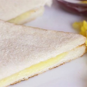 Bánh mì sandwich phô mai nướng với bàn ủi