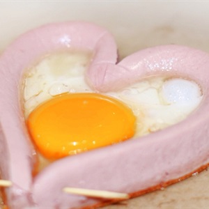 Xúc xích trứng hình trái tim