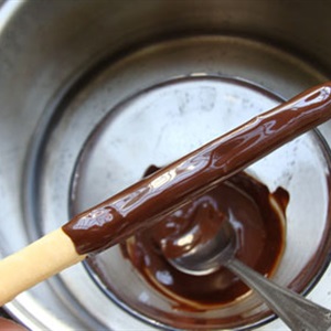 Bánh gậy phủ chocolate