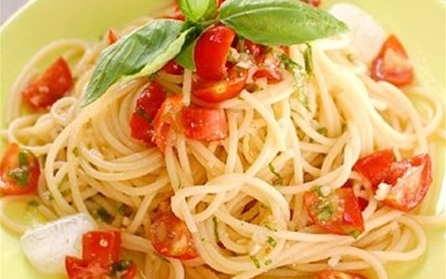 Cách làm spaghetti trộn cà chua  