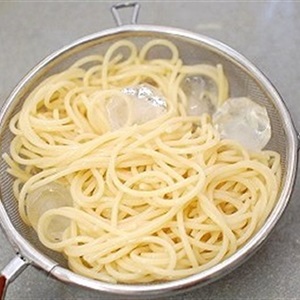 Spaghetti trộn cà chua