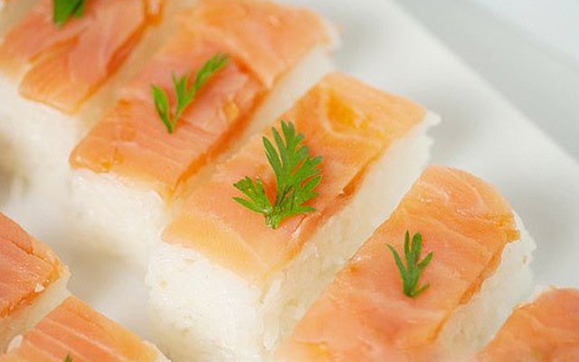 Cách làm sushi cá hồi  