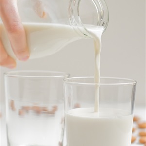 Tự làm sữa hạnh nhân uống mùa hè