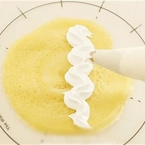 Trứng cuộn kem dâu tây bằng lò vi sóng
