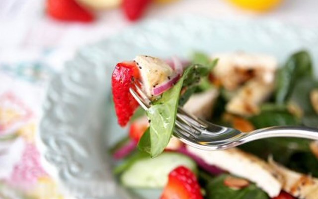 Cách làm salad dâu tây rau chân vịt  