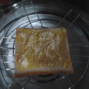 Bánh mì bơ và trứng cuộn xúc xích