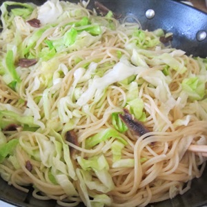 Spaghetti bắp cải cá mặn