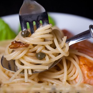 Spaghetti phi lê cá hồi