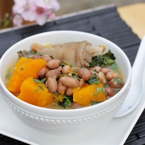 Móng giò hầm đậu phộng và bí đỏ
