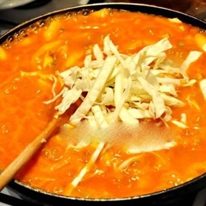 Làm tteokbokki - món ăn vặt nổi tiếng Hàn Quốc
