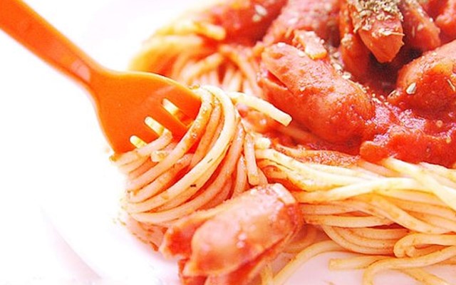Cách làm spaghetti xúc xích sốt cà chua  