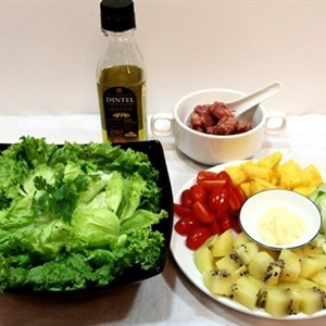 Nhanh gọn, dễ ăn với salad kiwi trộn bò hầm