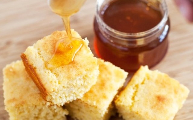 Cách làm bánh mì bắp phết mật ong  
