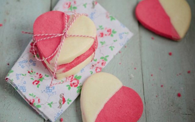 Cách làm bánh quy vani hình trái tim  