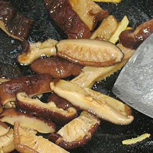 Thịt xông khói cuộn trứng nấm