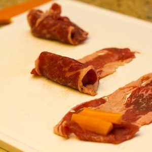 Thịt bò cuộn cà rốt