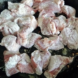 Thịt lợn hầm mơ khô bằng nồi Slow cooker