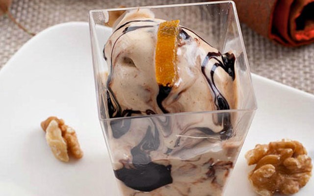 Cách làm kem gelato cam và siro chocolate  