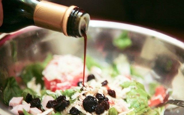 Cách làm salad trộn rượu vang  