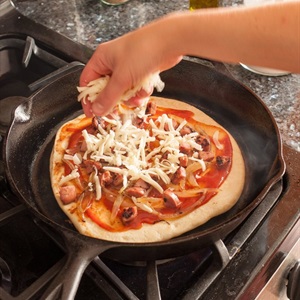 Làm pizza không cần lò nướng
