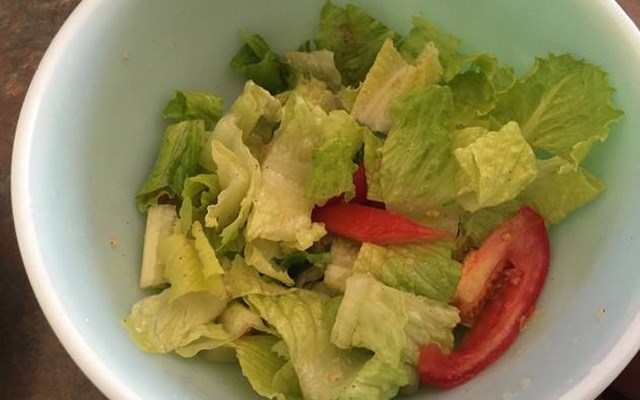Cách làm salad xà lách cà chua  