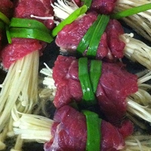 Thịt bò cuộn nấm kim châm