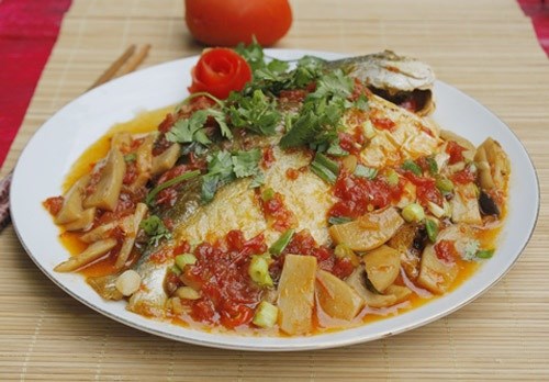 Cách làm cá om nấm và cà chua  