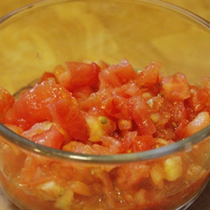 Cá om nấm và cà chua