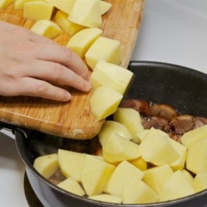 Vịt kho khoai tây và cà tím