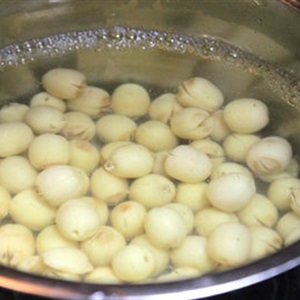 Súp hạt sen với nấm và tôm