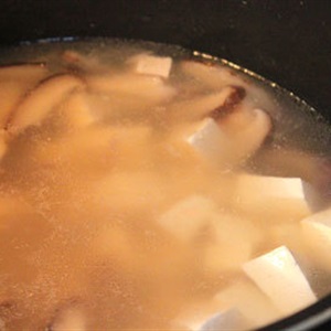 Súp hạt sen với nấm và tôm