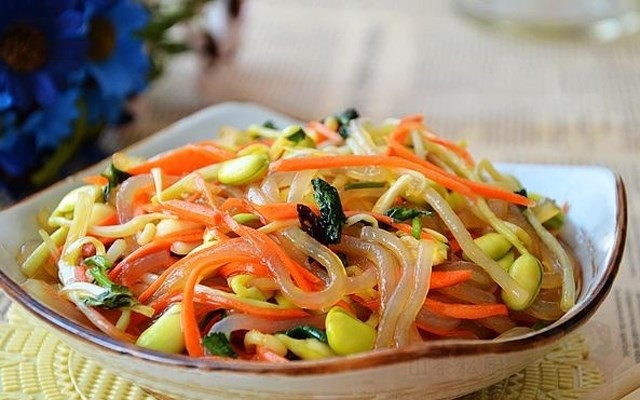 Cách làm salad rau mầm trộn bún  