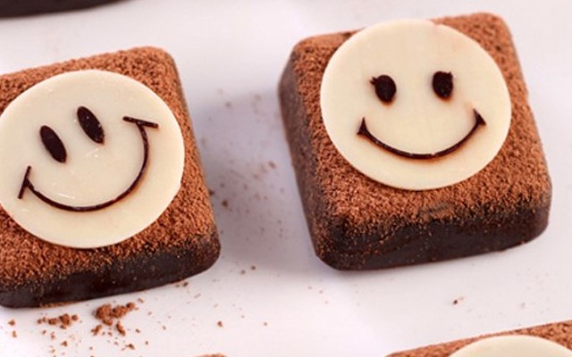 Cách làm bánh chocolate hình mặt cười  