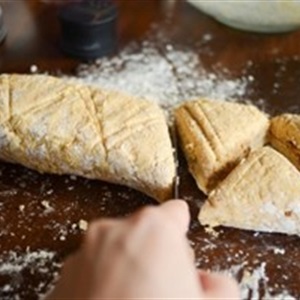 Bánh scones cuộn hương quế