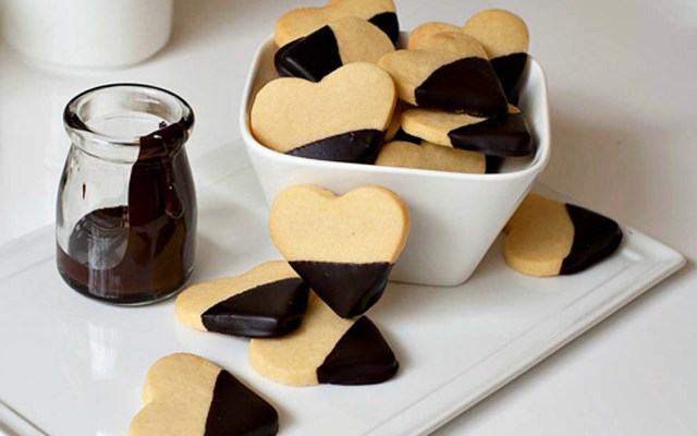 Cách làm bánh quy bơ hình trái tim  