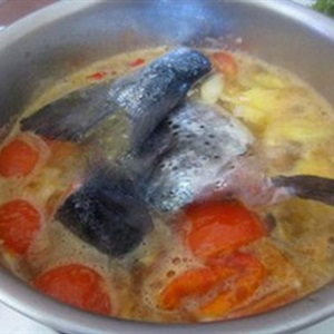 Canh cá hồi nấu chua 