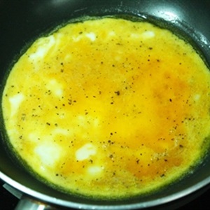 Trứng chiên cuộn mì gói