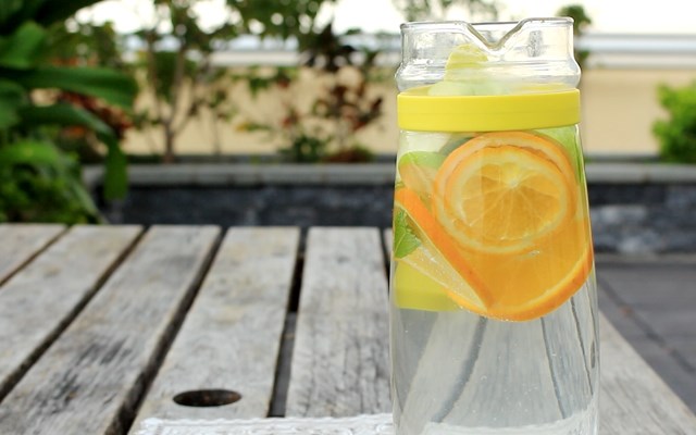Cách làm nước detox từ táo, cam và bạc hà  