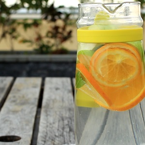 Nước detox từ táo, cam và bạc hà