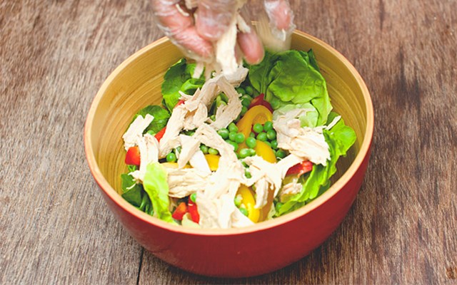 Cách làm salad thịt gà trộn rau củ  
