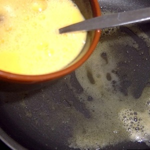 Trứng cuộn thịt xông khói với phô mai