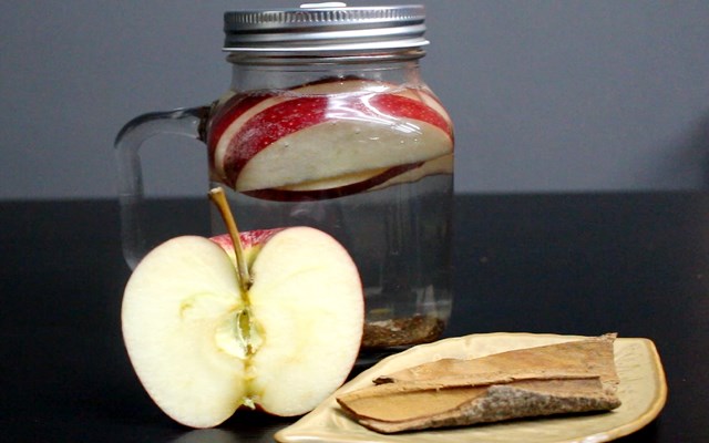 Cách làm nước detox từ táo và quế  