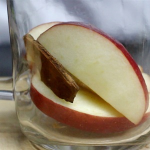 Nước detox từ táo và quế
