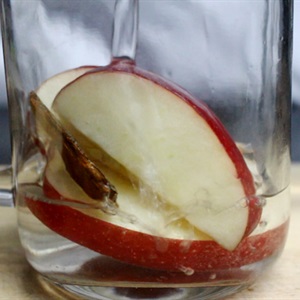 Nước detox từ táo và quế