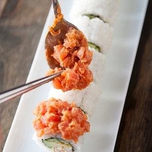Sushi cá ngừ với sốt mayonnaise