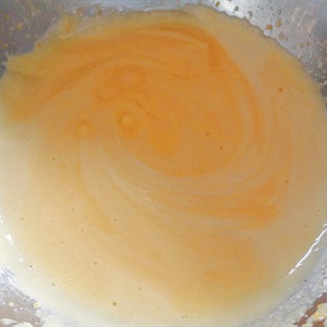Bánh bông lan trứng muối sốt kem